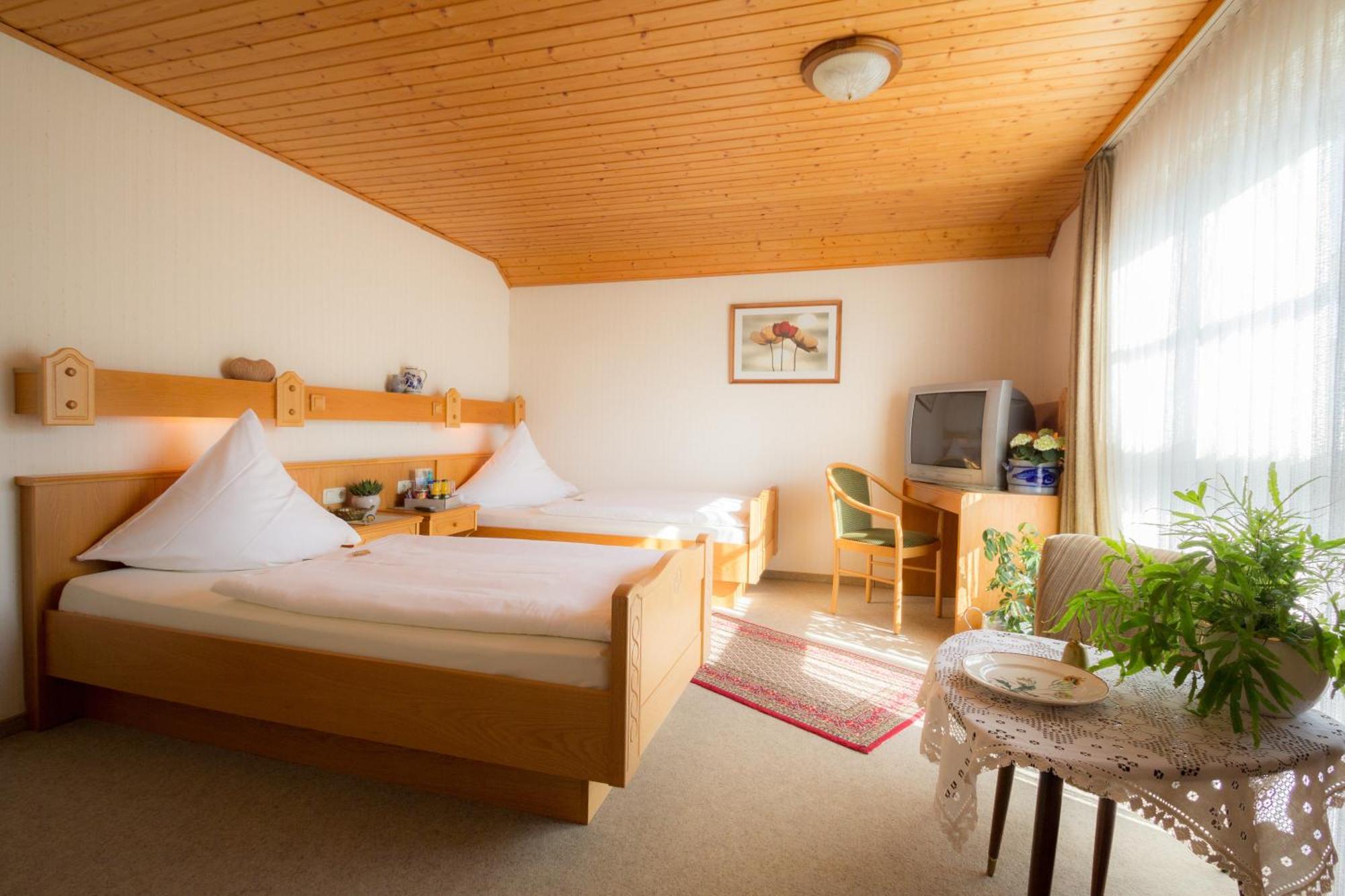 Hotel Am Lingelbach Knüllwald Zimmer foto